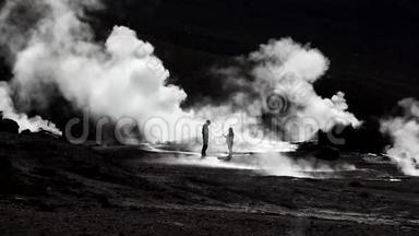 导游<strong>讲解</strong>智利的埃尔塔修喷泉，阿塔卡马沙漠